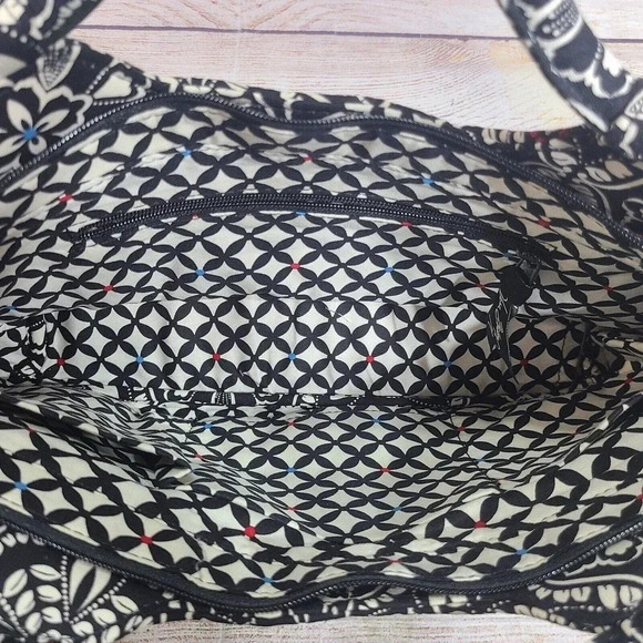 Vera Bradley Barcelona Bag Handbag Black White Floral Zipper Closure Quilted - Picture 8 of 14